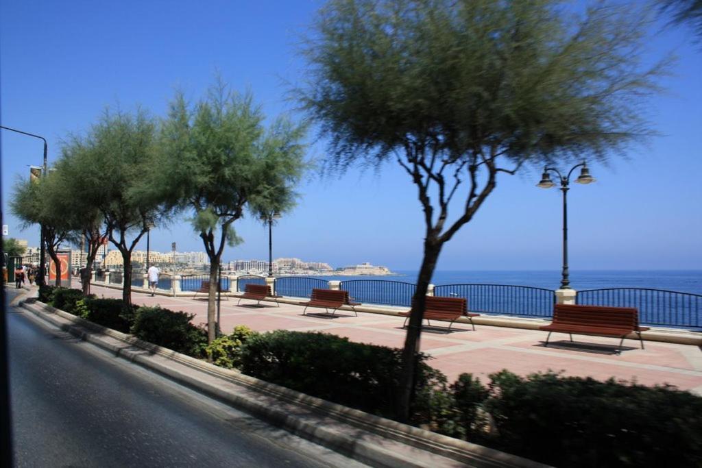 Idyllic Apartment Steps From The Promenade Слима Экстерьер фото